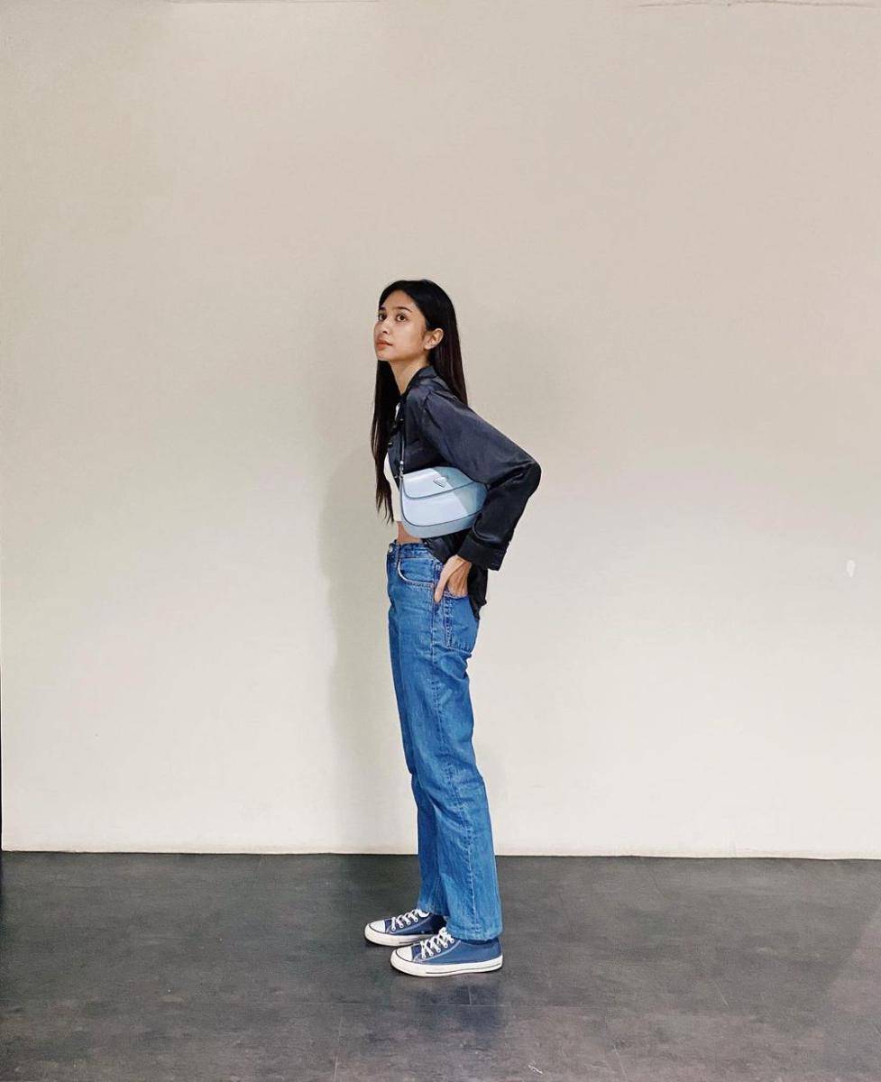 ide styling kemeja ala Mikha Tambayong (instagram.com/miktambayong)