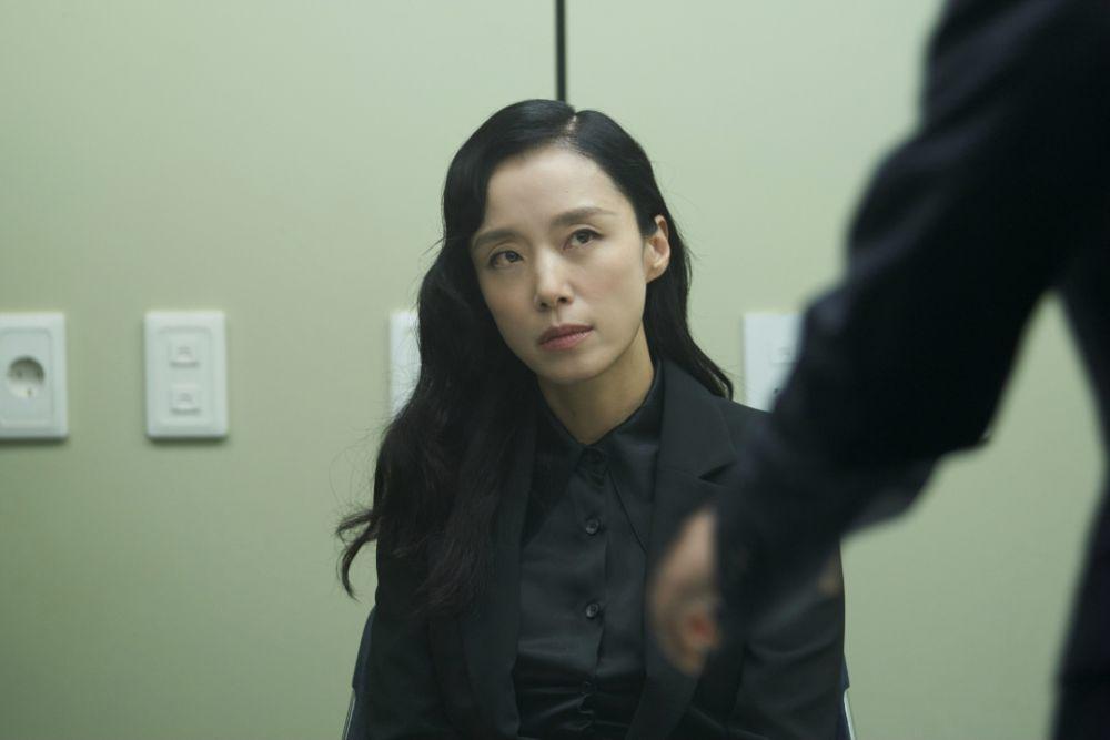 7 Potret Jeon Do Yeon di Film Revolver, Karakternya Bermental Baja