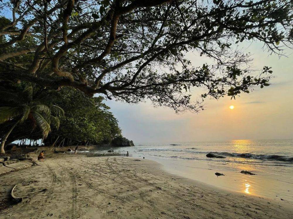 Pantai Anyer (instagram.com/patra.anyer)