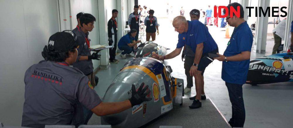 Inovasi mobil hemat energi Tim Mandalika Desantara Unram ikut kompetisi Shell Eco-marathon APME 2024 di Sirkuit Mandalika, Rabu (3/7/2024). (IDN Times/Muhammad Nasir)