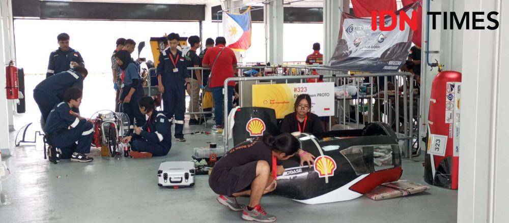 Perakitan mobil hemat energi di ajang Shell Eco-marathon APME 2024. (IDN Times/Muhammad Nasir)