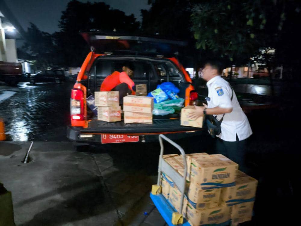 BPBD NTB distribusikan logistik ke masyarakat terdampak. (dok. BPBD NTB)