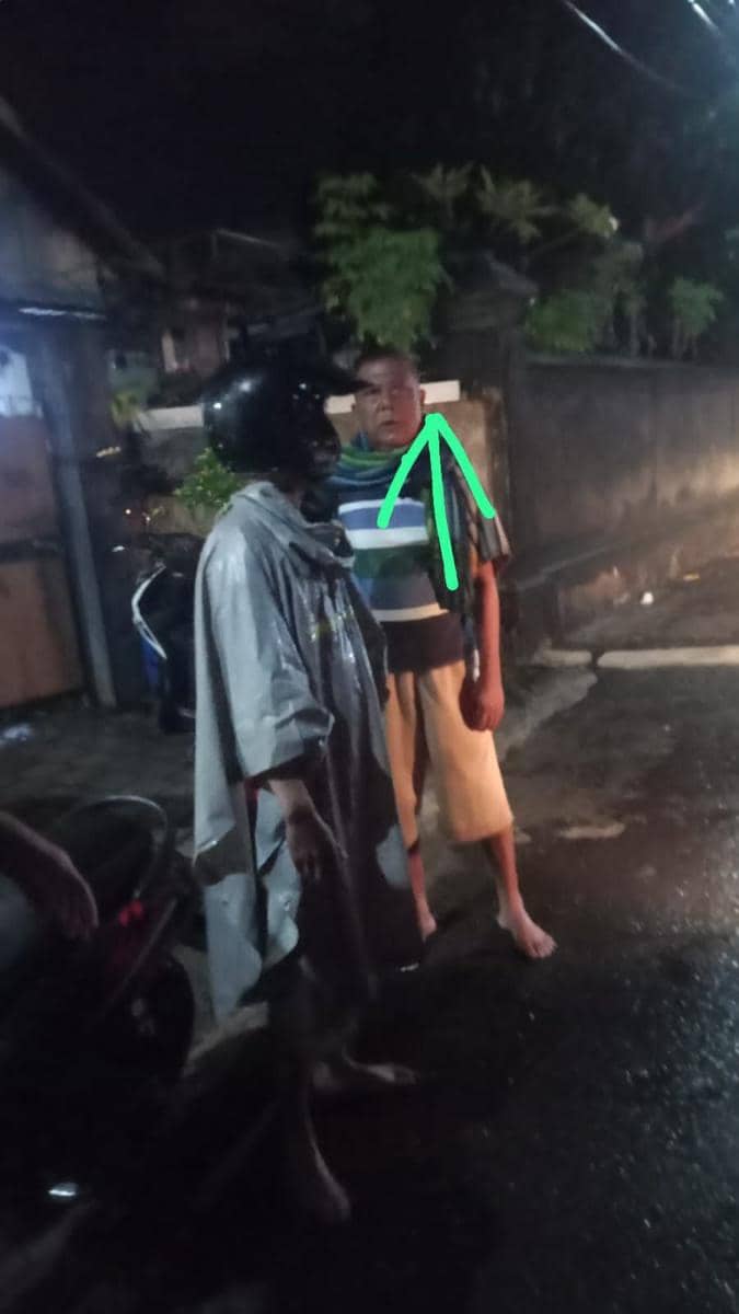 Salah satu warga yang menderita penyakit stroke berhasil dievakuasi. (dok. BPBD NTB)