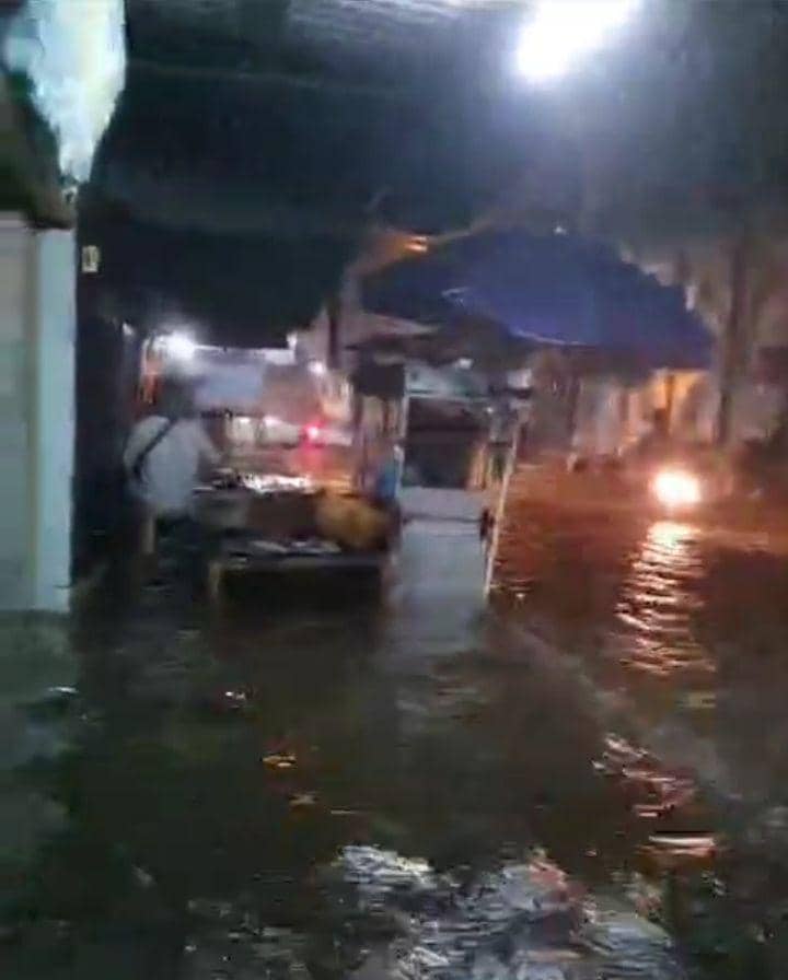 Lapak dagangan warga diterjang banjir di Kota Mataram, Rabu (3/7/2024) petang. (dok. Istimewa)