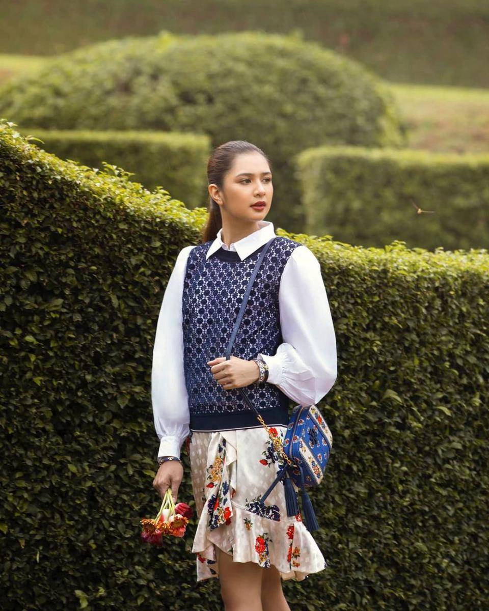 ide styling kemeja ala Mikha Tambayong (instagram.com/miktambayong)