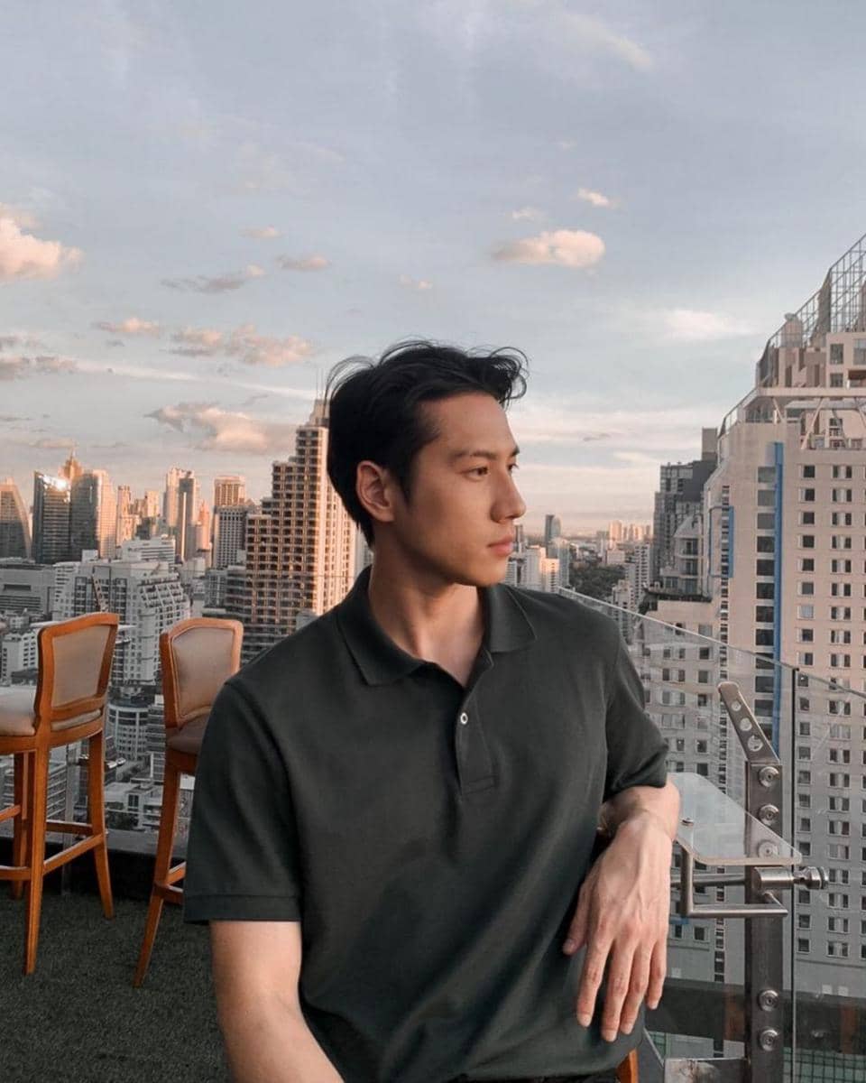 potret OOTD hangout pakai polo shirt ala Bright Rapheephong (instagram.com/brightrpp)