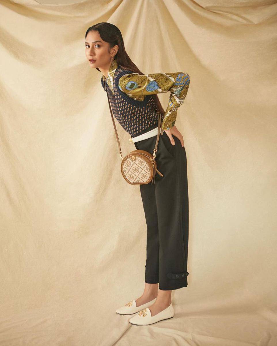 ide styling kemeja ala Mikha Tambayong (instagram.com/miktambayong)