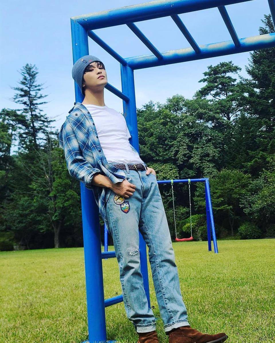 inspirasi summer outfit ala Mark NCT (instagram.com/onyourm__ark)