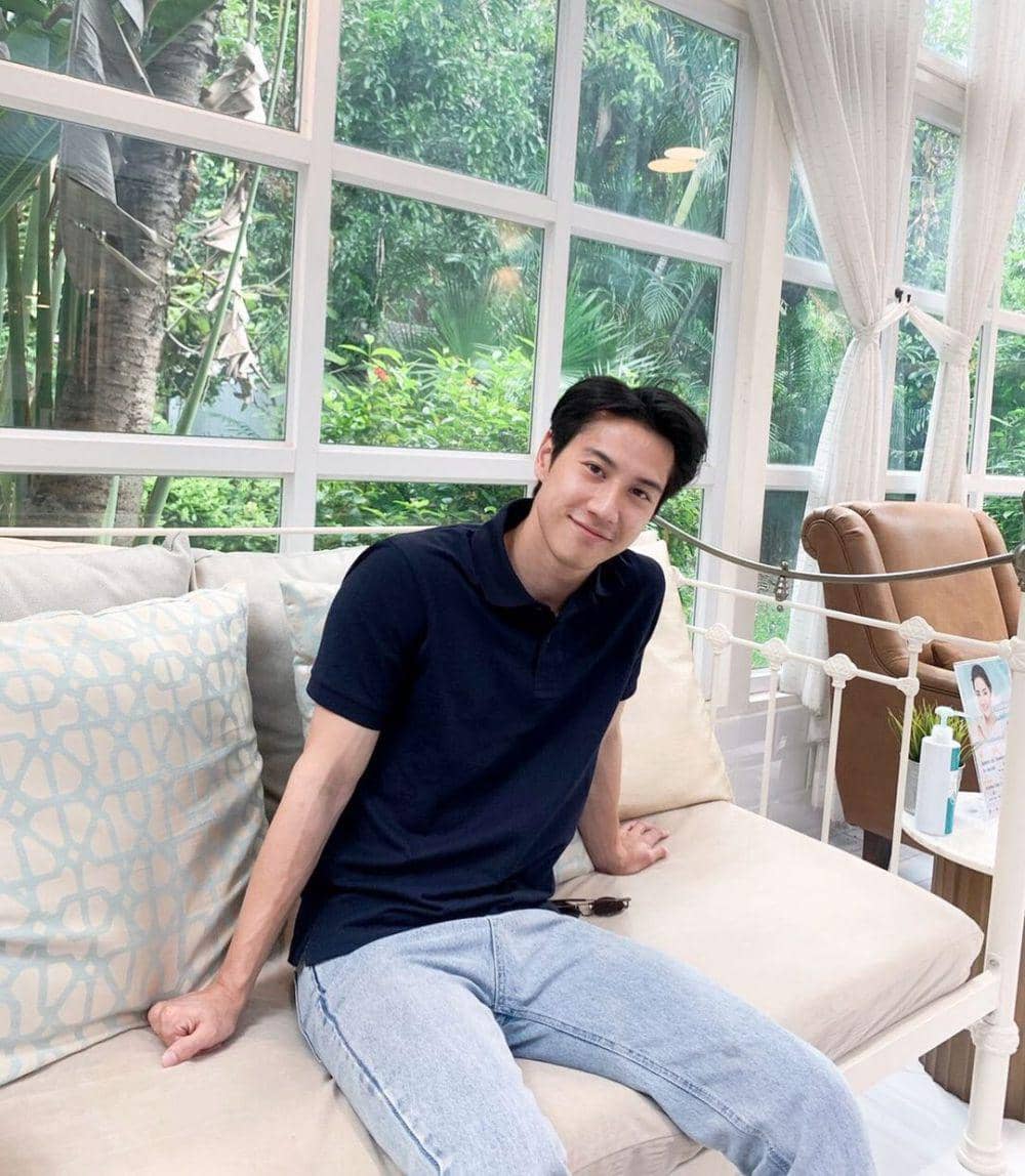 potret OOTD hangout pakai polo shirt ala Bright Rapheephong (instagram.com/brightrpp)