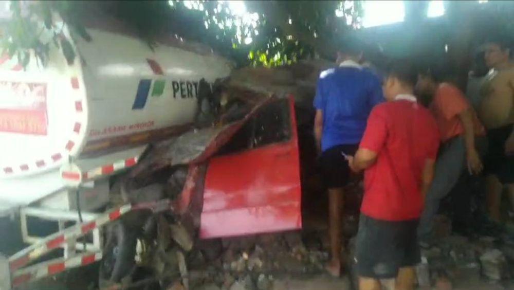 Truk Pertamina Oleng Tabrak Pagar hingga Gerobak, Empat Orang Luka