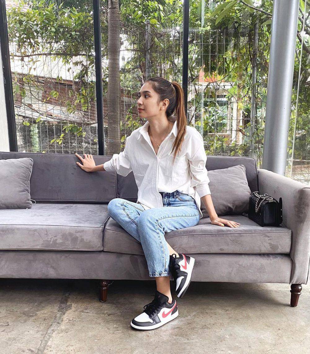 ide styling kemeja ala Mikha Tambayong (instagram.com/miktambayong)