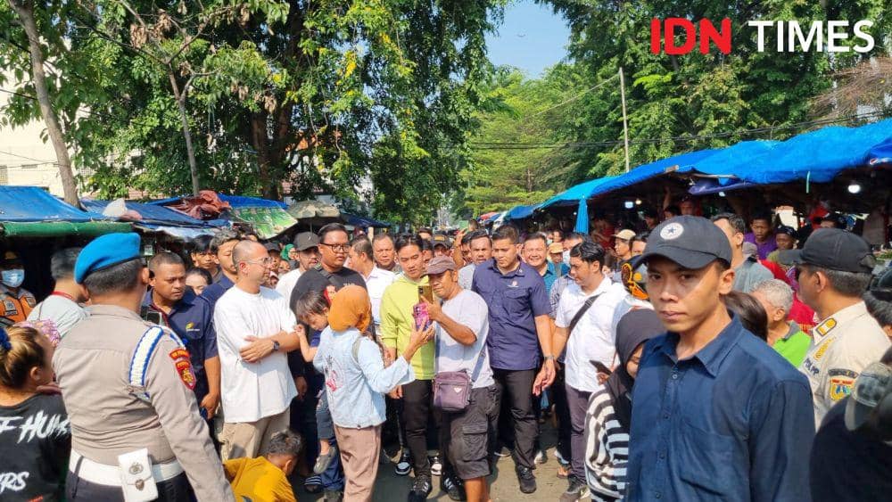 Wakil Presiden terpilih periode 2024-2029, Gibran Rakabuming Raka blusukan di Pasar Nangka, Jakarta Pusat, Rabu (3/7/2024) (IDN Times/Ilman Nafi'an)