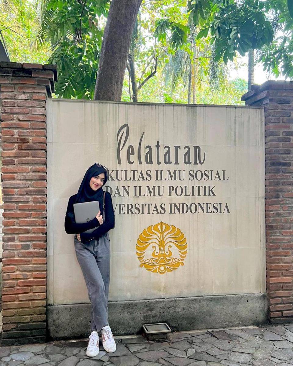 outfit kuliah dengan celana (instagram.com/shireeenz)