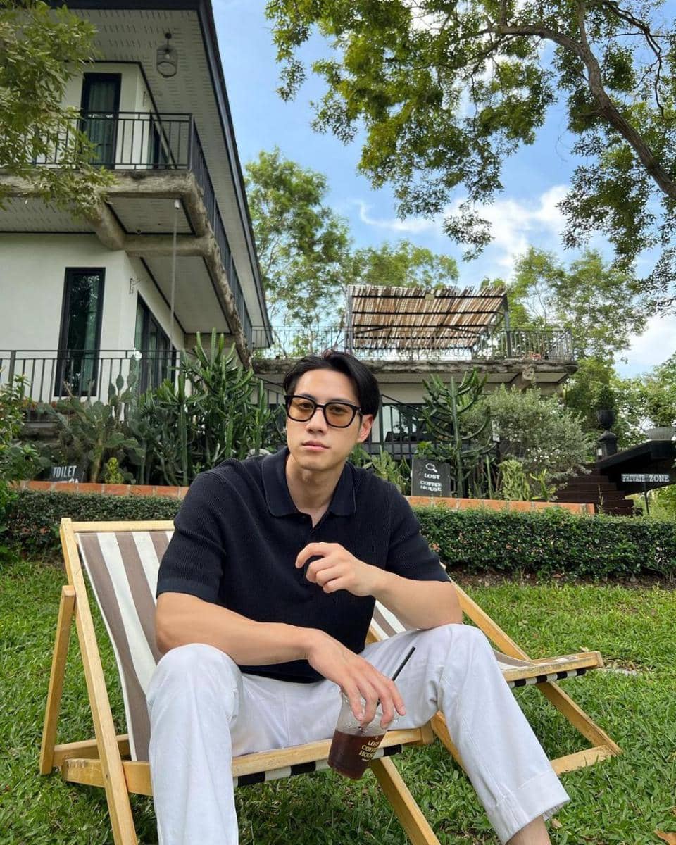 potret OOTD hangout pakai polo shirt ala Bright Rapheephong (instagram.com/brightrpp)