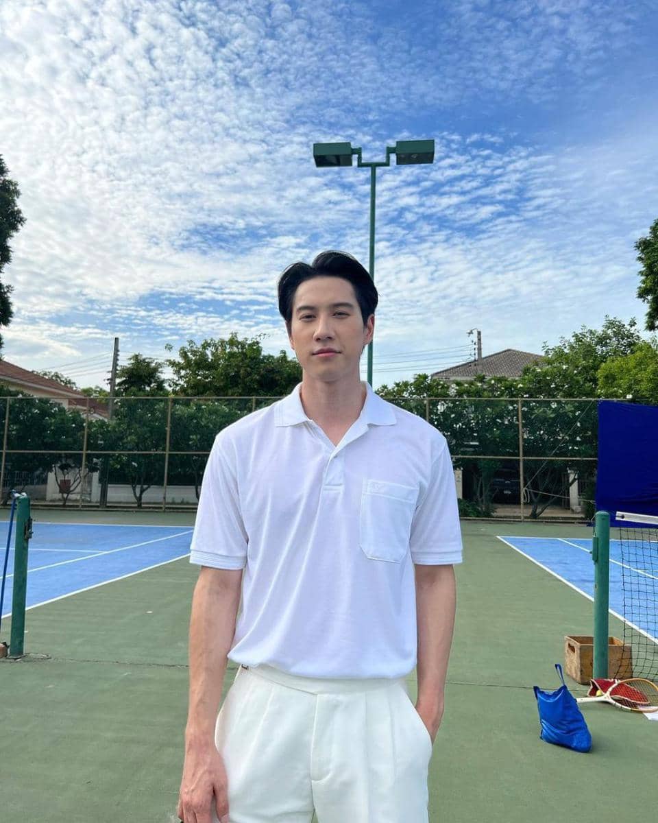 potret OOTD hangout pakai polo shirt ala Bright Rapheephong (instagram.com/brightrpp)