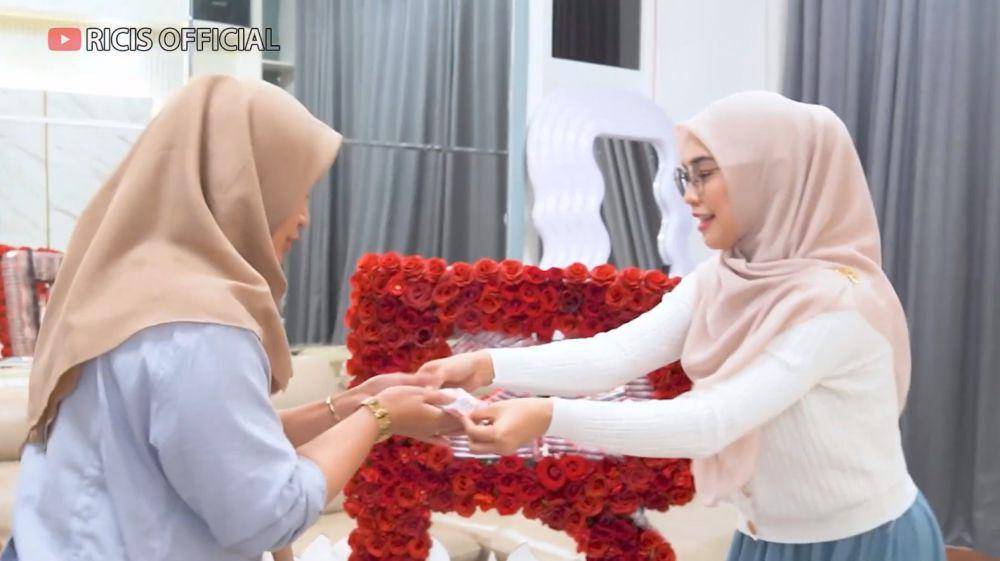 kado Ria Ricis (YouTube.com/Ricis Official)