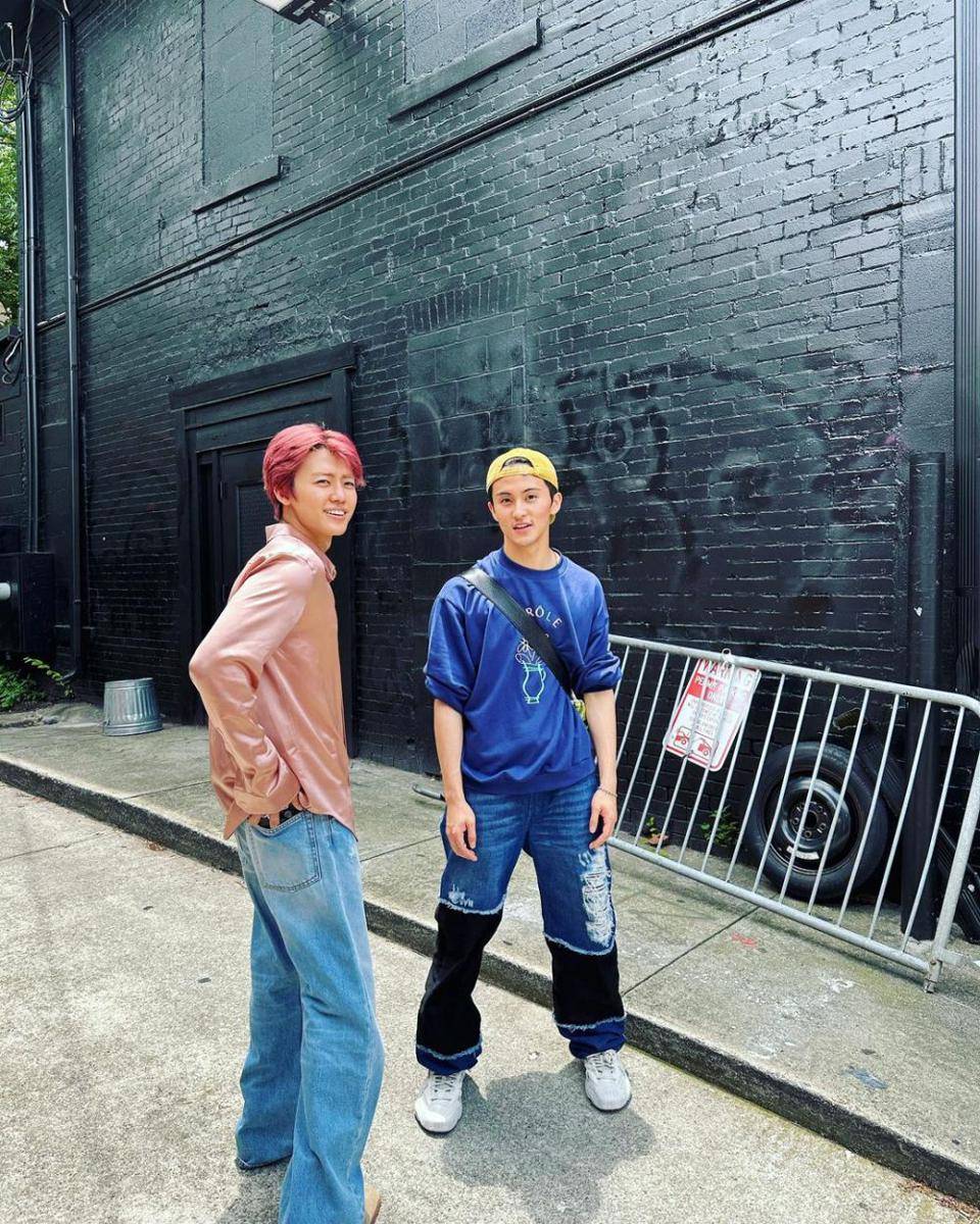 inspirasi summer outfit ala Mark NCT (instagram.com/onyourm__ark)