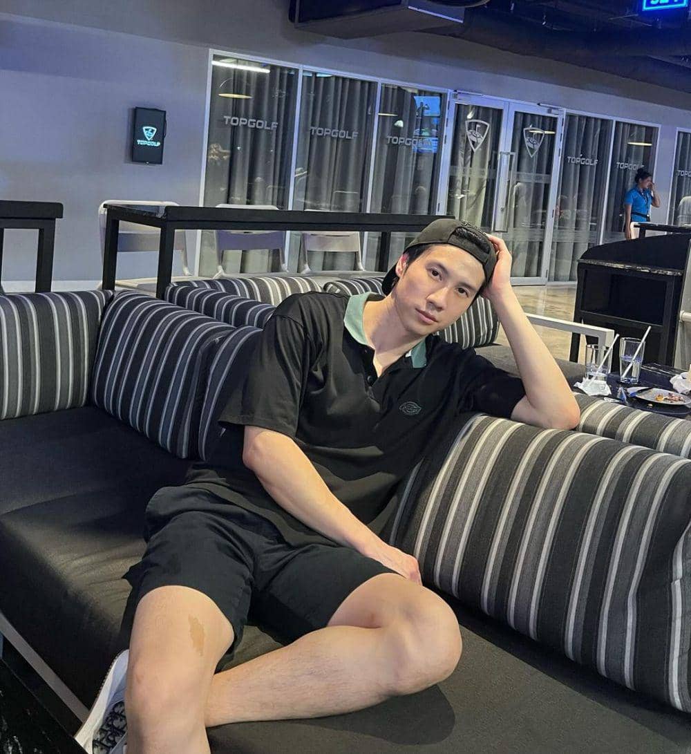 potret OOTD hangout pakai polo shirt ala Bright Rapheephong (instagram.com/brightrpp)