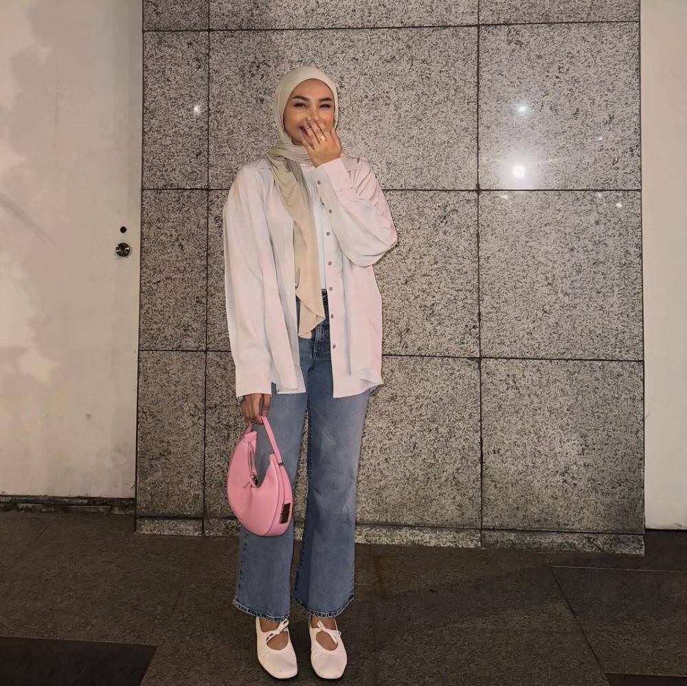 outfit kuliah dengan celana (instagram.com/adyaasyra)