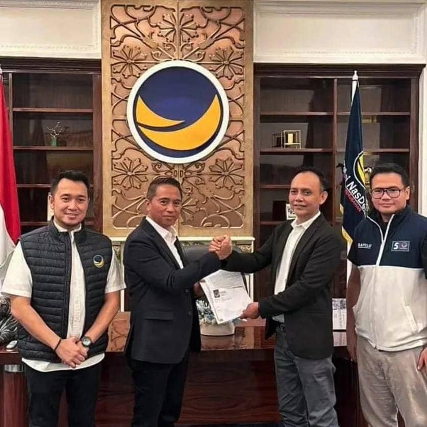 Ketua NasDem Boltim, Sam Sachrul Mamonto (kedua dari kiri), saat menerima surat rekomendasi dari DPP NasDem untuk Pilkada 2024. Dok. DPP NasDem