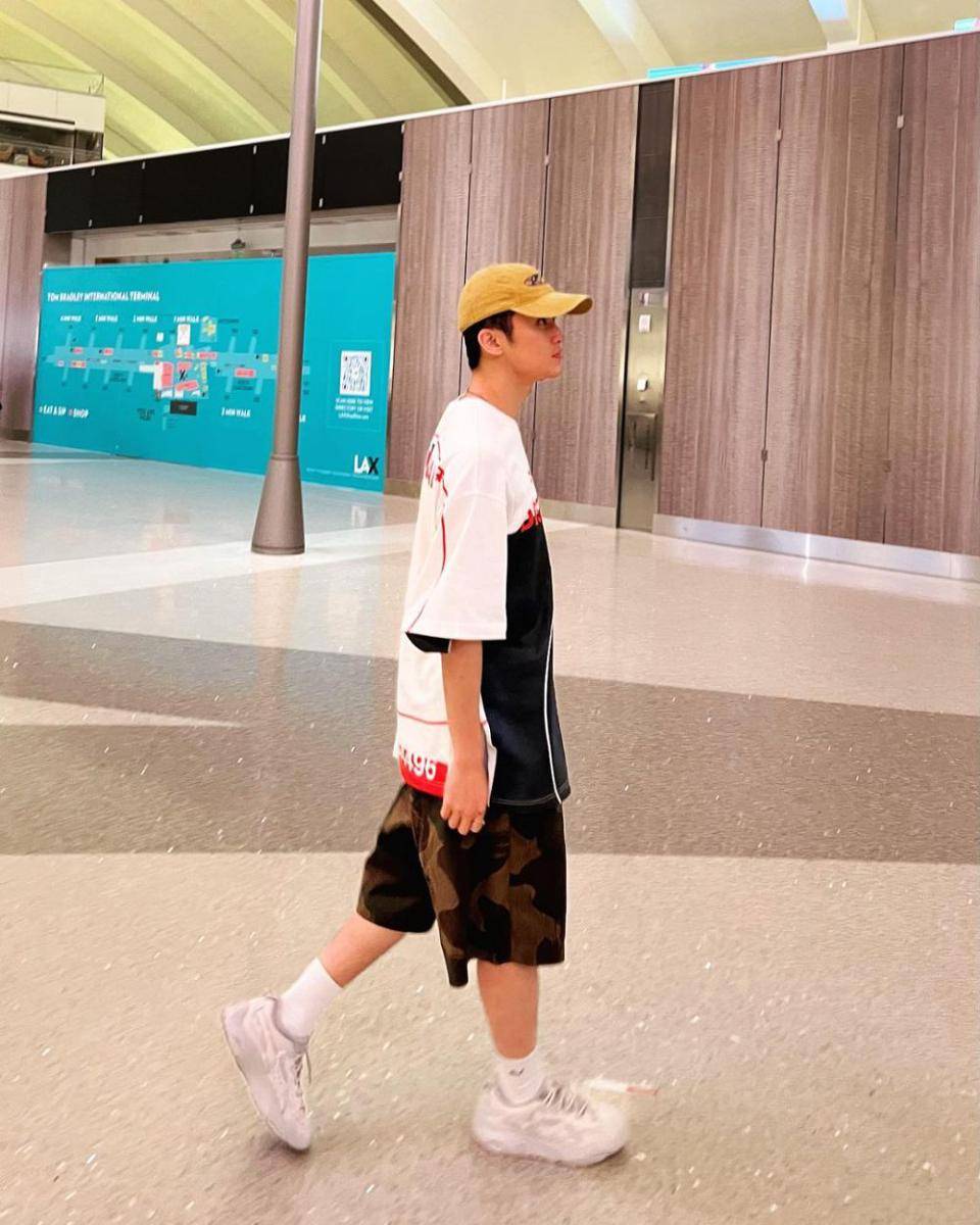 inspirasi summer outfit ala Mark NCT (instagram.com/onyourm__ark)