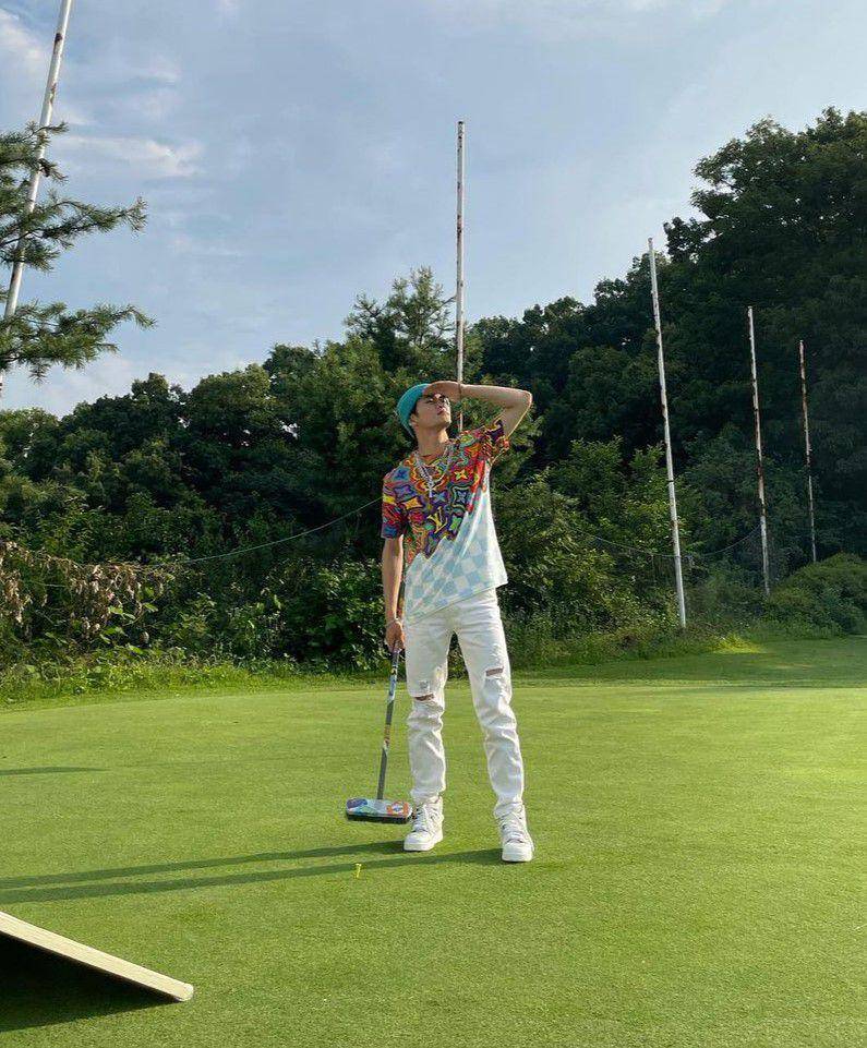 inspirasi summer outfit ala Mark NCT (instagram.com/onyourm__ark)