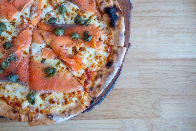 ilustrasi pizza salmon (vecteezy.com/ip.rabbitme670042)