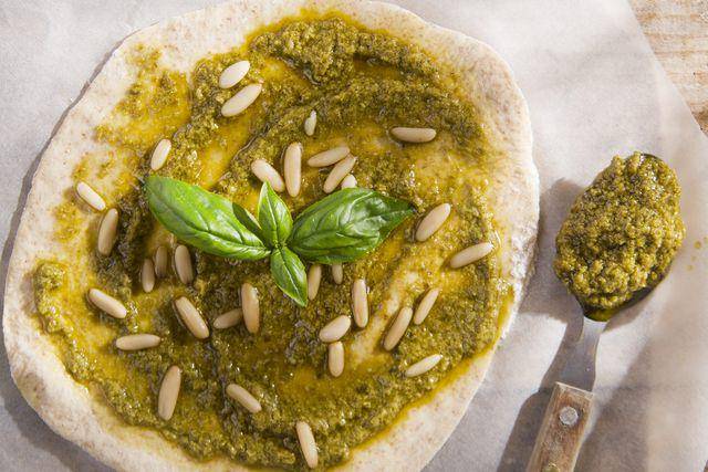 ilustrasi pizza saus pesto (vecteezy.com/fotografiche612301)
