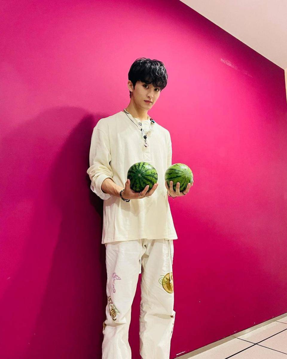 inspirasi summer outfit ala Mark NCT (instagram.com/onyourm__ark)