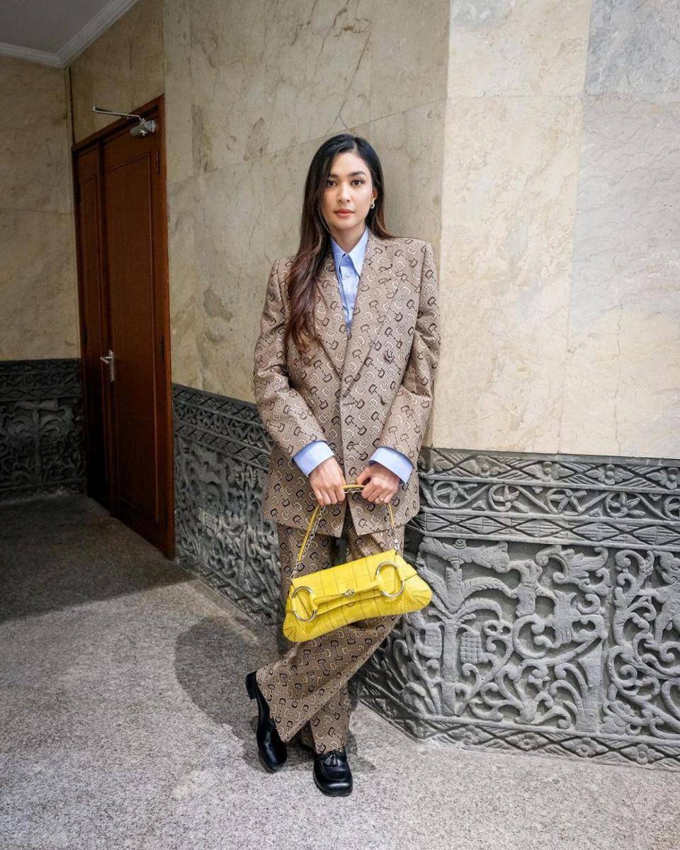 ide styling kemeja ala Mikha Tambayong (instagram.com/miktambayong)