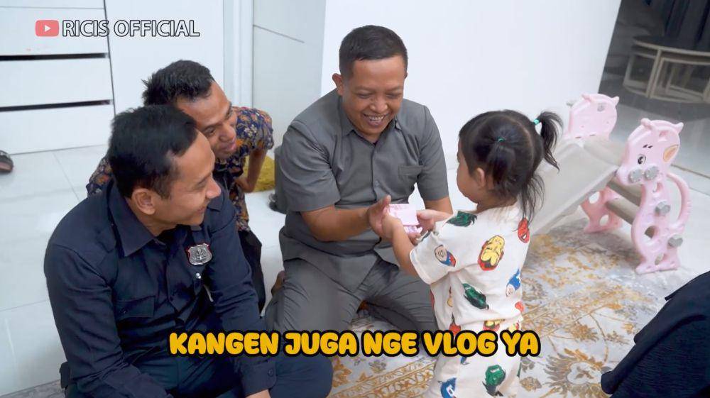 kado Ria Ricis (YouTube.com/Ricis Official)
