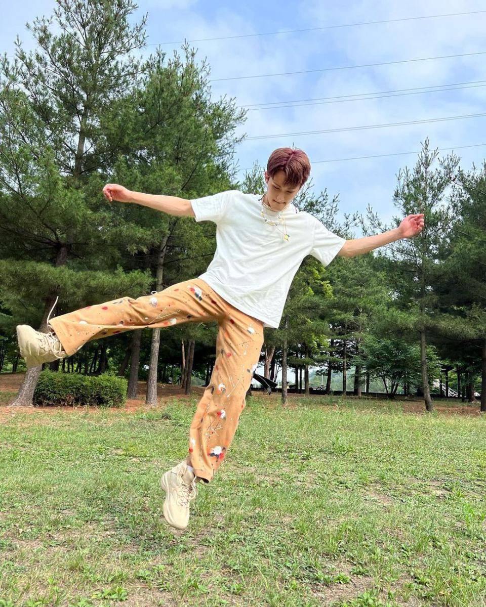 inspirasi summer outfit ala Mark NCT (instagram.com/onyourm__ark)