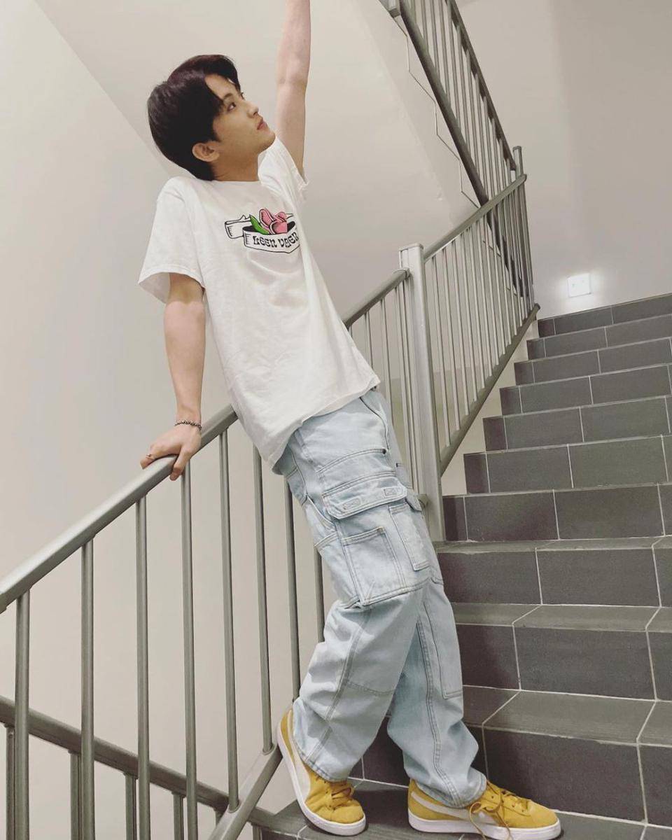 inspirasi summer outfit ala Mark NCT (instagram.com/onyourm__ark)