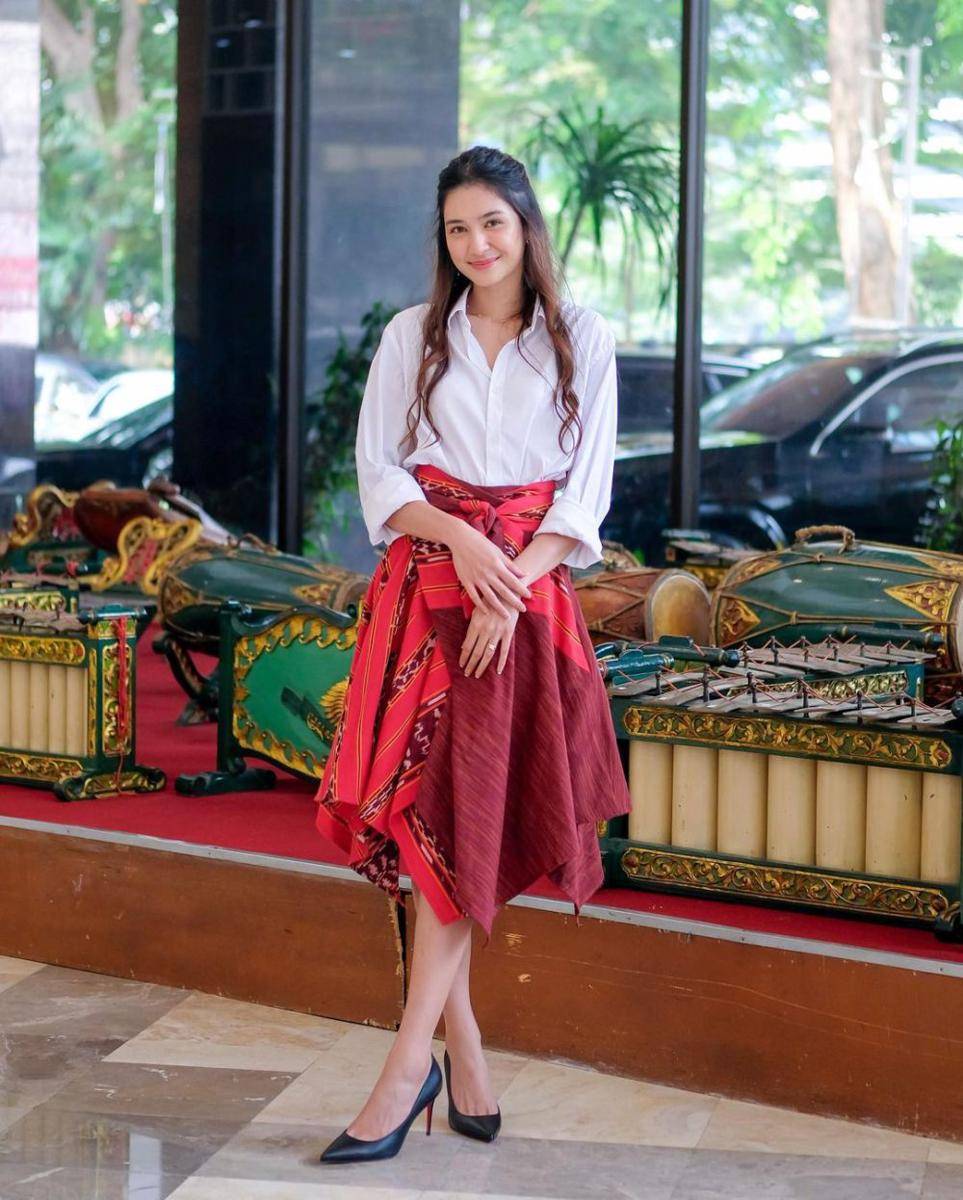 ide styling kemeja ala Mikha Tambayong (instagram.com/miktambayong)