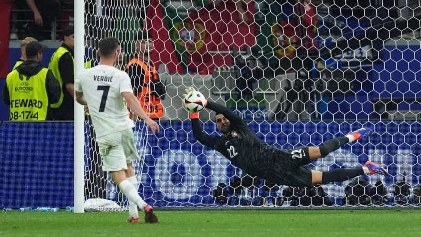 Diogo Costa (belakang) melakukan penyelamatan heroik saat adu penalti pada babak 16 besar Euro 2024. (uefa.com)