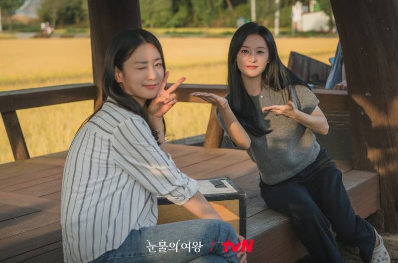 Yoon Bo Mi dan Kim Ji Won di drama Queen of Tears (Dok. tvN/Queen of Tears)