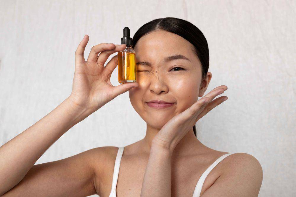 ilustrasi menggunakan skincare (freepik.com/freepik)