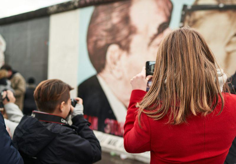 potret turis di East Side Gallery (unsplash.com/Norbert Braun)
