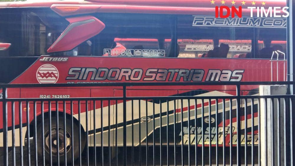 Salah satu bus AKAP Sindoro Satriamas terpakir di depan garasi Jalan Madukoro Raya Kecamatan Semarang Barat. (IDN Times/Fariz Fardianto)