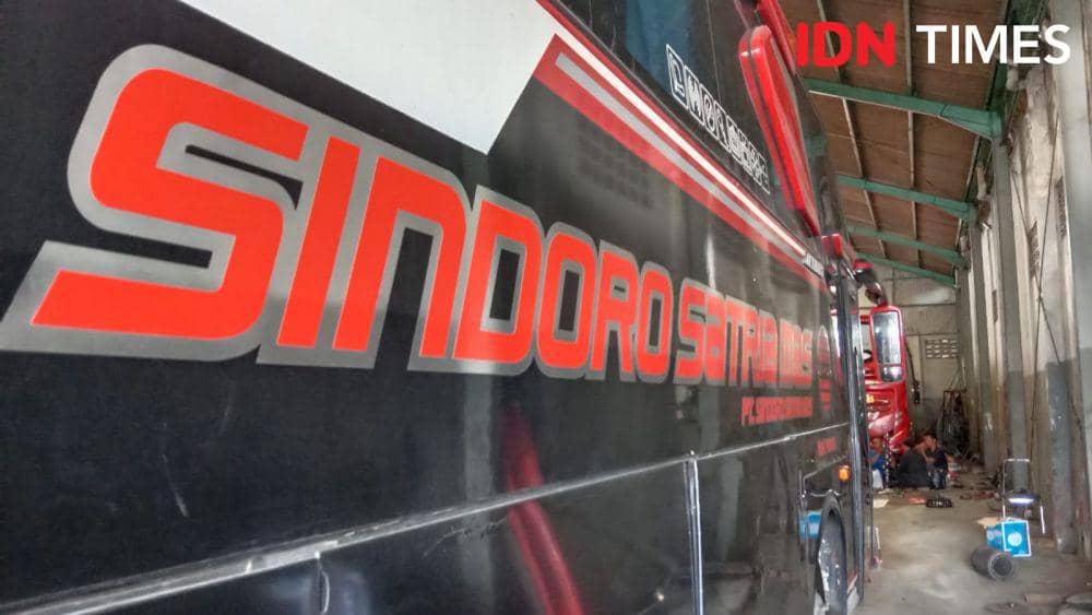 Sejumlah montir berkerumun di depan bus AKAP Sindoro Satriamas di garasi PO Sindoro Satriamas. (IDN Times/Fariz Fardianto)