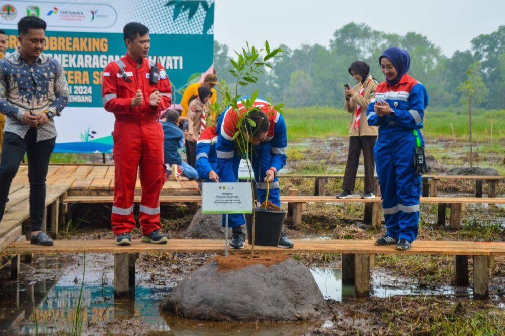 Groundbreaking pembangunan Taman Keanekaragaman Hayati seluas lima hektare di kawasan Jakabaring Sport Center (JSC) Palembang yang dilakukan oleh PT Kilang Pertamina Internasional (KPI) Refinery Unit III Plaju bersama Pemerintah Provinsi Sumatra Selatan, Selasa (1/7). (dok. Pertamina)