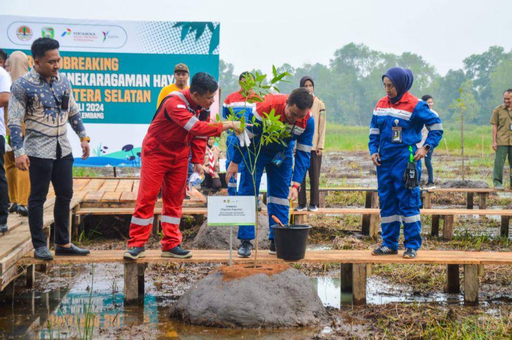 Groundbreaking pembangunan Taman Keanekaragaman Hayati seluas lima hektare di kawasan Jakabaring Sport Center (JSC) Palembang yang dilakukan oleh PT Kilang Pertamina Internasional (KPI) Refinery Unit III Plaju bersama Pemerintah Provinsi Sumatra Selatan, Selasa (1/7). (dok. Pertamina)