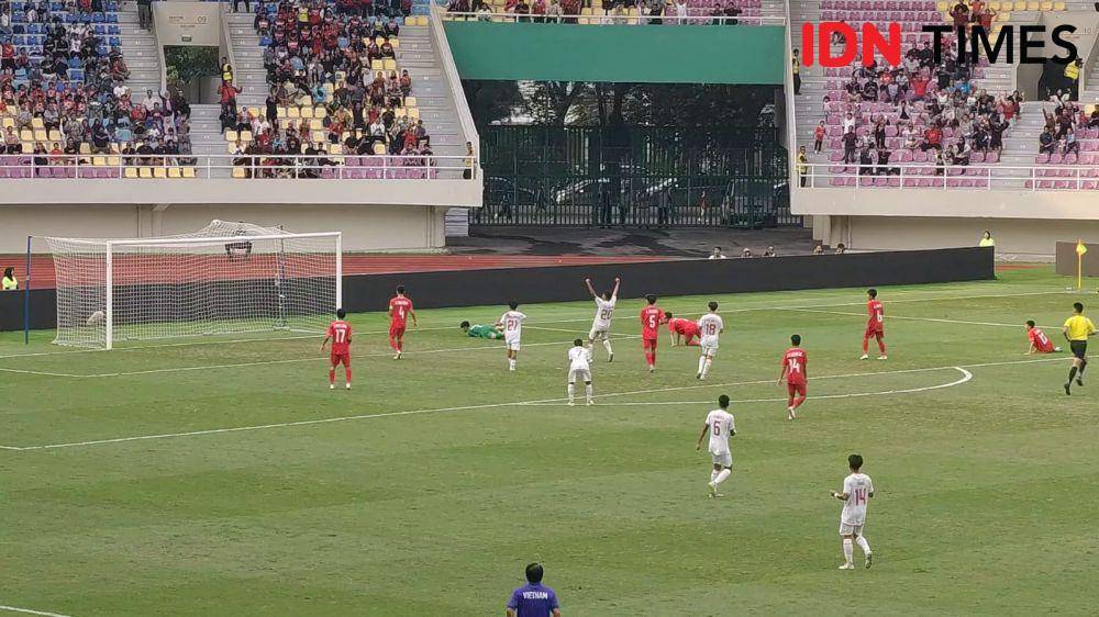 Pertandingan perebutan juara ketiga Piala AFF U16, Indonesia vs Vietnam di Stadion Manahan,Solo. (IDN Times/Larasati Rey)