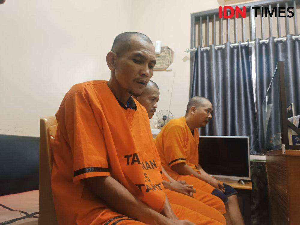 Para tersangka menjalani pemeriksaan dihadapan penyidik Satreskrim Polresta Bandar Lampung. (IDN Times/Tama Yudha Wiguna).