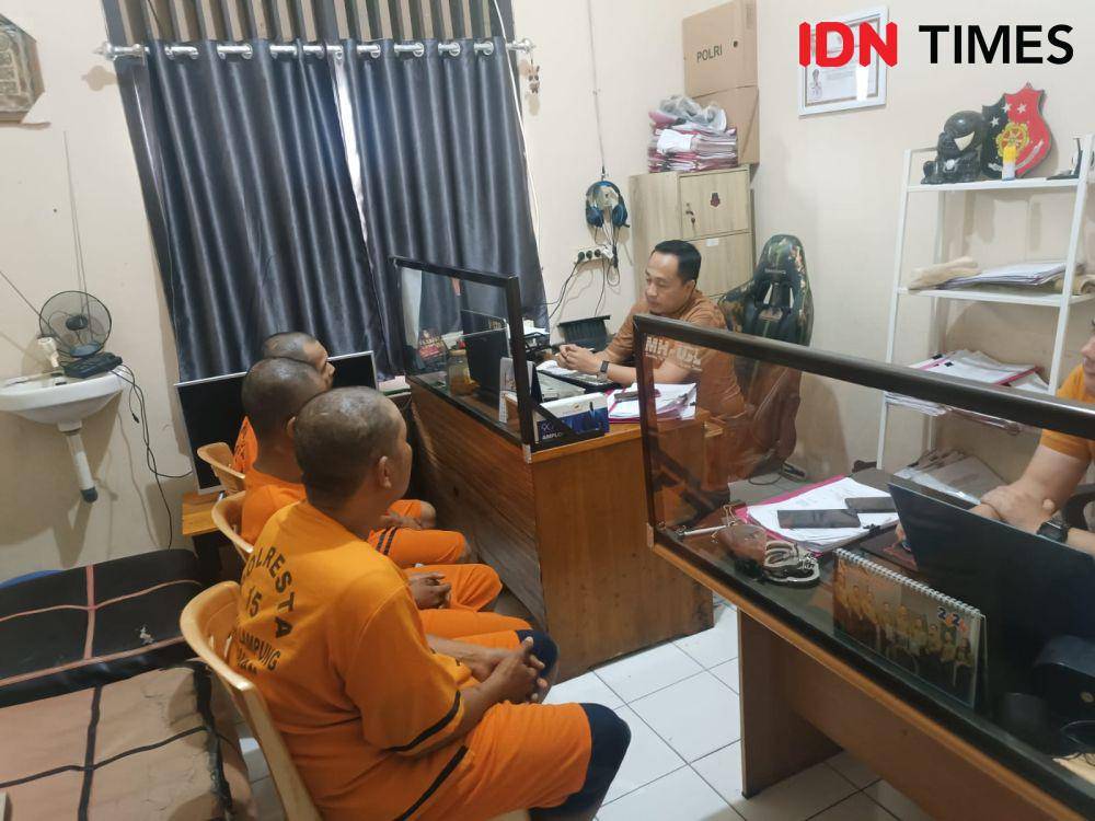 Para tersangka menjalani pemeriksaan dihadapan penyidik Satreskrim Polresta Bandar Lampung. (IDN Times/Tama Yudha Wiguna).