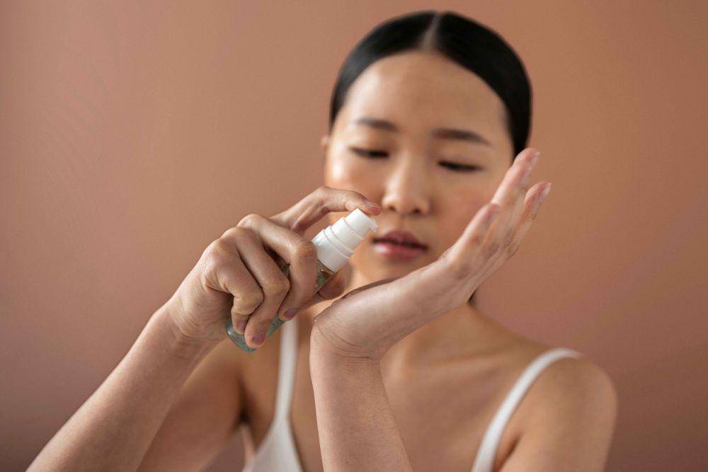 ilustrasi menggunakan skincare (freepik.com/freepik)
