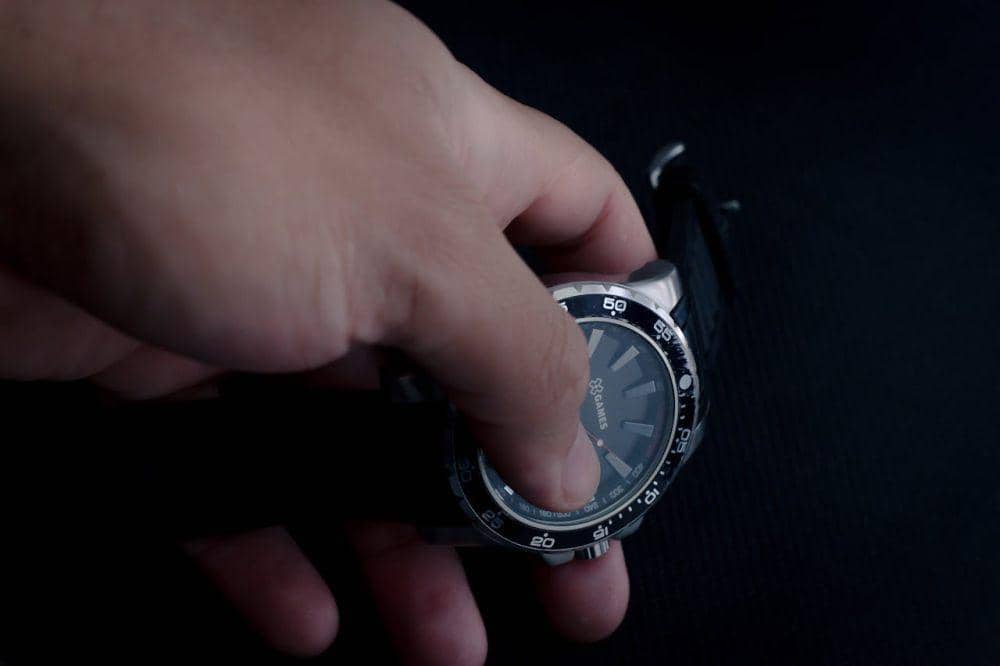 ilustrasi menemukan jam tangan (pexels.com/Wallace Chuck)