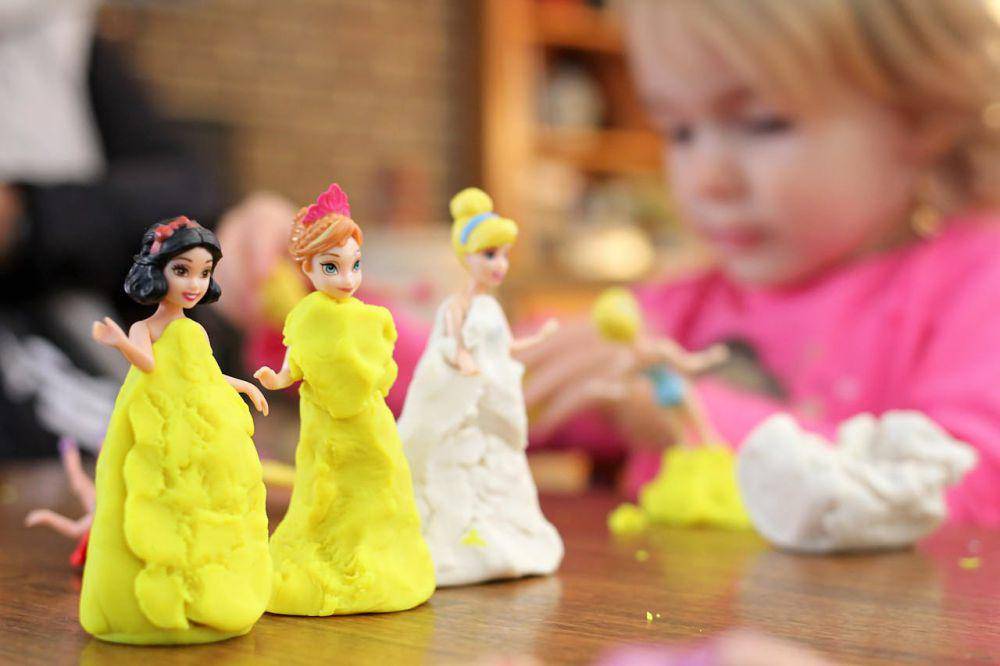 ilustrasi bermain dengan flour clay (pexels.com/Jennifer Murray)
