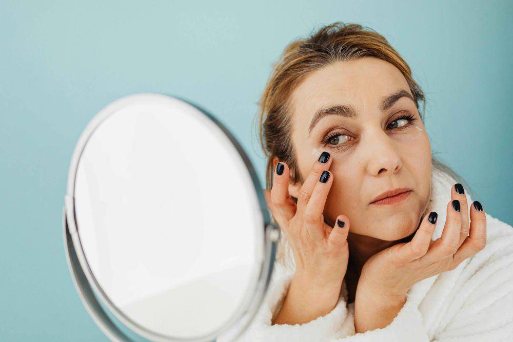 ilustrasi menggunakan skincare (pexels.com/Karolina Kaboompics)