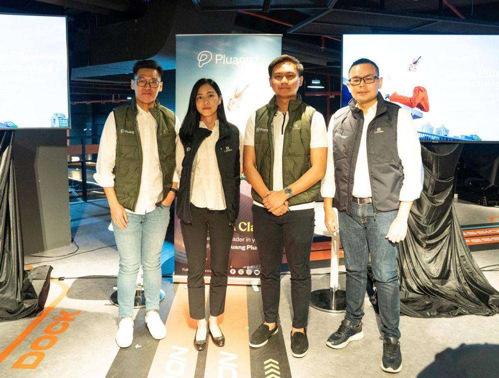 Claudia Kolona, Co-Founder dan CEO Pluang, bersama rekan. (Dok.Pluang)